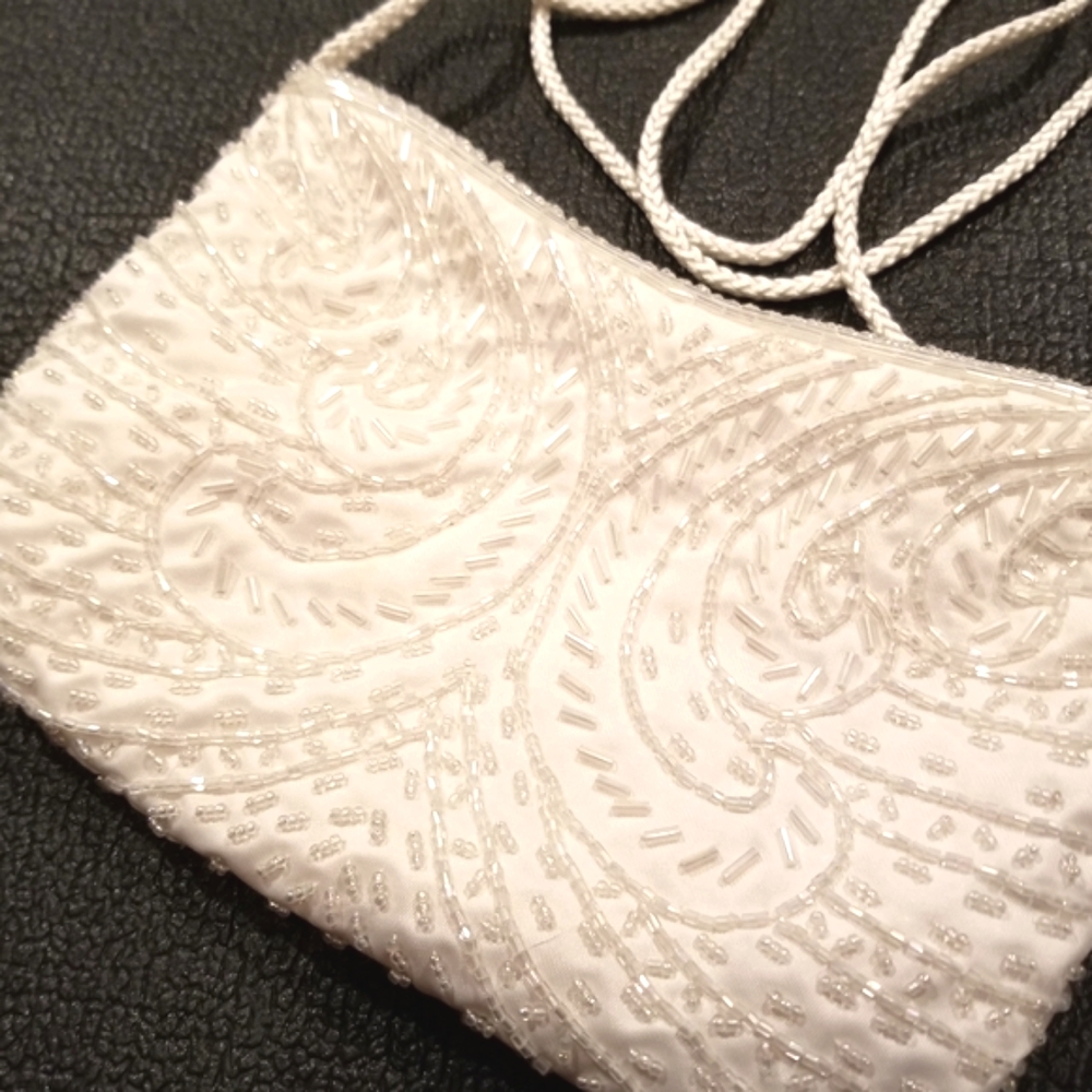 White Satin Purse🌟EUC🌟